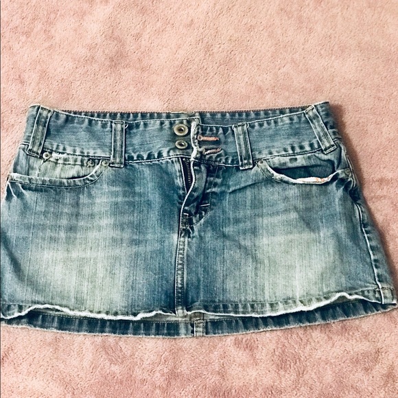 American Eagle 🦅 Distressed Jean Mini Skirt sz8 - Picture 2 of 5